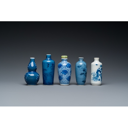 981 - Five Chinese blue and white snuff bottles, 19th C.H.: 8,5 cm (the tallest)