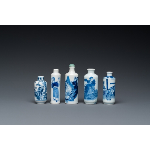 983 - Five Chinese blue and white snuff bottles, 19th C.H.: 8,5 cm (the tallest)