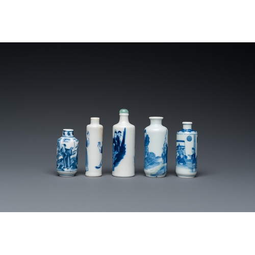 983 - Five Chinese blue and white snuff bottles, 19th C.H.: 8,5 cm (the tallest)