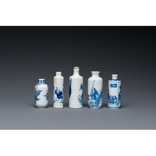 983 - Five Chinese blue and white snuff bottles, 19th C.H.: 8,5 cm (the tallest)