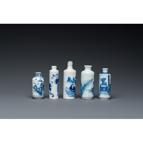 983 - Five Chinese blue and white snuff bottles, 19th C.H.: 8,5 cm (the tallest)