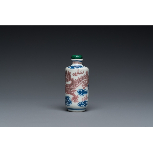 984 - A Chinese blue, white and copper-red 'dragon' snuff bottle, Yongzheng mark, 19th C.H.: 7,5 cm... 