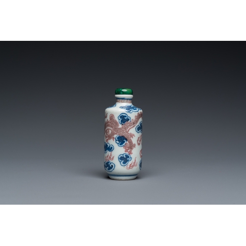 984 - A Chinese blue, white and copper-red 'dragon' snuff bottle, Yongzheng mark, 19th C.H.: 7,5 cm... 