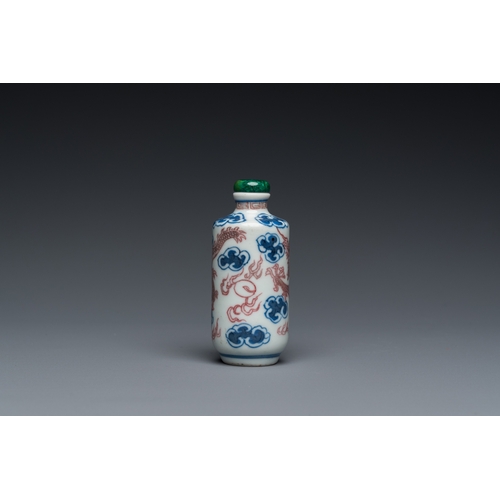 984 - A Chinese blue, white and copper-red 'dragon' snuff bottle, Yongzheng mark, 19th C.H.: 7,5 cm... 