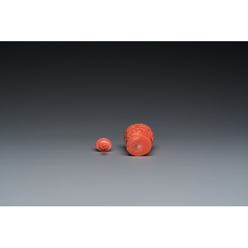 988 - A fine Chinese red coral 'chrysanthemum' snuff bottle, 19/20th C.H.: 8,5 cm
 
 Weight: 75 grams... 