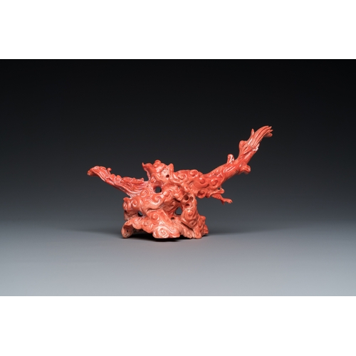 989 - A Chinese red coral sculpture of a dragon, 19th C.L.: 21,5 cm - H.: 12 cm
 
 Weight: 408 grams... 