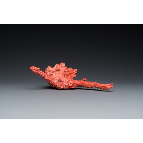 989 - A Chinese red coral sculpture of a dragon, 19th C.L.: 21,5 cm - H.: 12 cm
 
 Weight: 408 grams... 