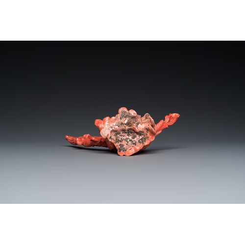 989 - A Chinese red coral sculpture of a dragon, 19th C.L.: 21,5 cm - H.: 12 cm
 
 Weight: 408 grams... 