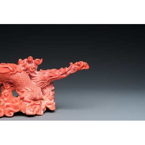 989 - A Chinese red coral sculpture of a dragon, 19th C.L.: 21,5 cm - H.: 12 cm
 
 Weight: 408 grams... 