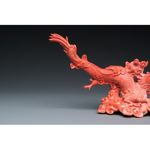 989 - A Chinese red coral sculpture of a dragon, 19th C.L.: 21,5 cm - H.: 12 cm
 
 Weight: 408 grams... 