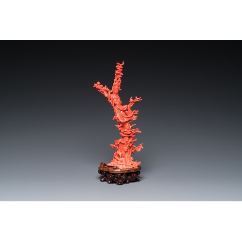 992 - A Chinese red coral sculpture of Xiwangmu standing on a rock, 19/20th C.H.: 24,5 cm (incl. stand) H.... 