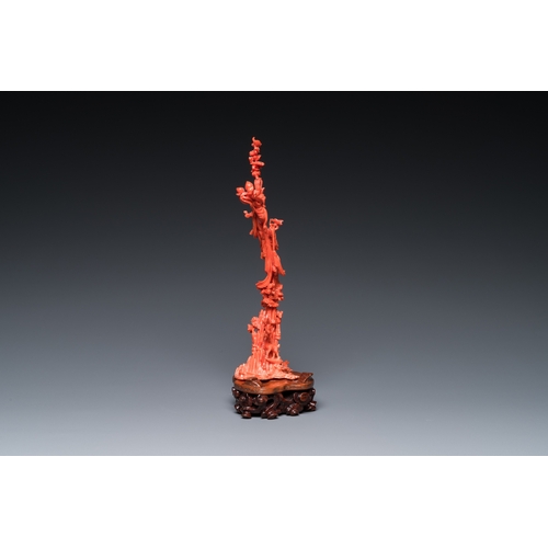 992 - A Chinese red coral sculpture of Xiwangmu standing on a rock, 19/20th C.H.: 24,5 cm (incl. stand) H.... 