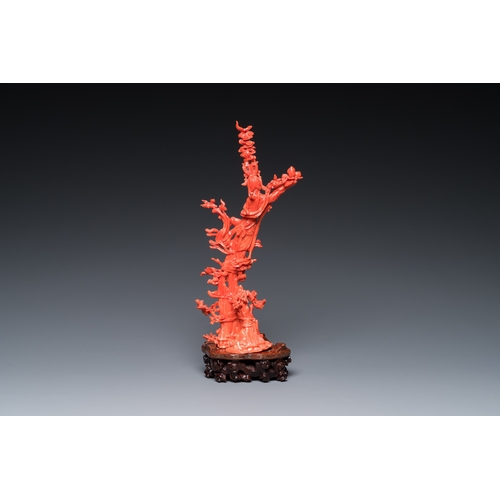 992 - A Chinese red coral sculpture of Xiwangmu standing on a rock, 19/20th C.H.: 24,5 cm (incl. stand) H.... 