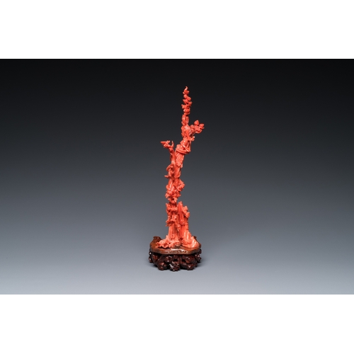 992 - A Chinese red coral sculpture of Xiwangmu standing on a rock, 19/20th C.H.: 24,5 cm (incl. stand) H.... 