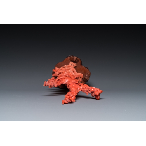 992 - A Chinese red coral sculpture of Xiwangmu standing on a rock, 19/20th C.H.: 24,5 cm (incl. stand) H.... 