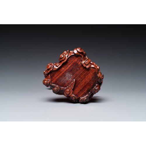 992 - A Chinese red coral sculpture of Xiwangmu standing on a rock, 19/20th C.H.: 24,5 cm (incl. stand) H.... 