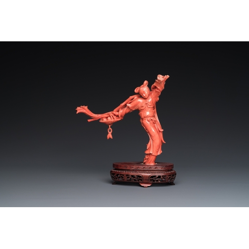 993 - A Chinese red coral sculpture of the immortal Lan Caihe, 19/20th C.H.: 20,5 cm - L.: 18 cm (incl. st... 