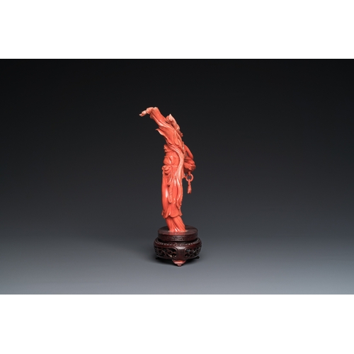 993 - A Chinese red coral sculpture of the immortal Lan Caihe, 19/20th C.H.: 20,5 cm - L.: 18 cm (incl. st... 