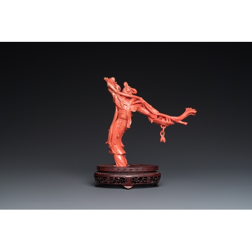 993 - A Chinese red coral sculpture of the immortal Lan Caihe, 19/20th C.H.: 20,5 cm - L.: 18 cm (incl. st... 