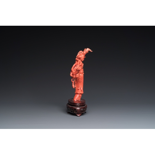 993 - A Chinese red coral sculpture of the immortal Lan Caihe, 19/20th C.H.: 20,5 cm - L.: 18 cm (incl. st... 