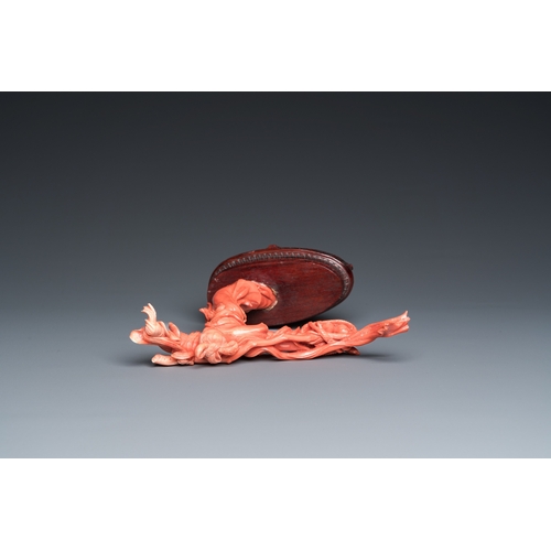 993 - A Chinese red coral sculpture of the immortal Lan Caihe, 19/20th C.H.: 20,5 cm - L.: 18 cm (incl. st... 