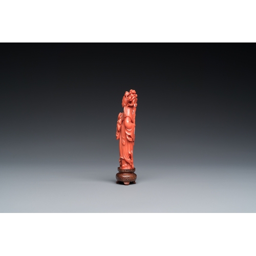 994 - A Chinese red coral sculpture of Guanyin, 19/20th C.H.: 11 cm (incl. stand)H.: 9 cm (the coral)
 
 W... 