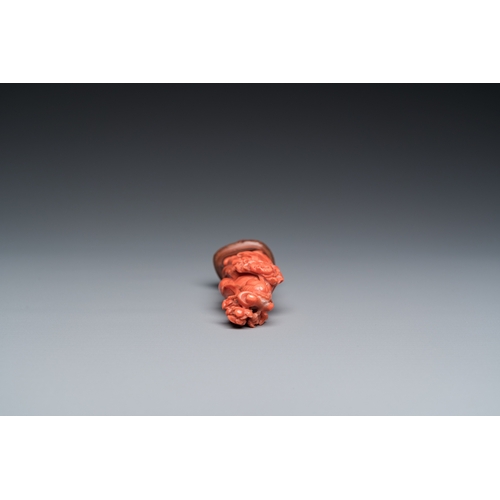 994 - A Chinese red coral sculpture of Guanyin, 19/20th C.H.: 11 cm (incl. stand)H.: 9 cm (the coral)
 
 W... 