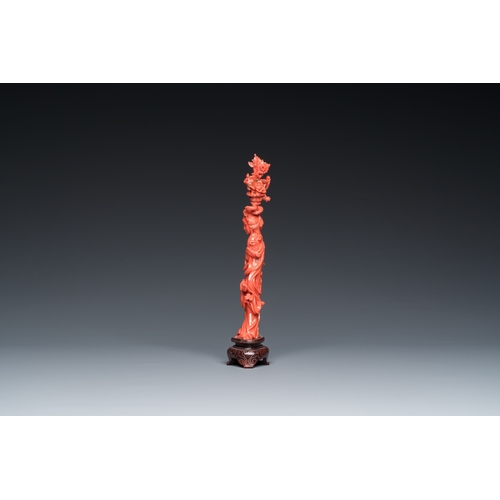 995 - A Chinese red coral figure of a standing lady with a flower basket, 19/20th C.H.: 19 cm (incl. stand... 