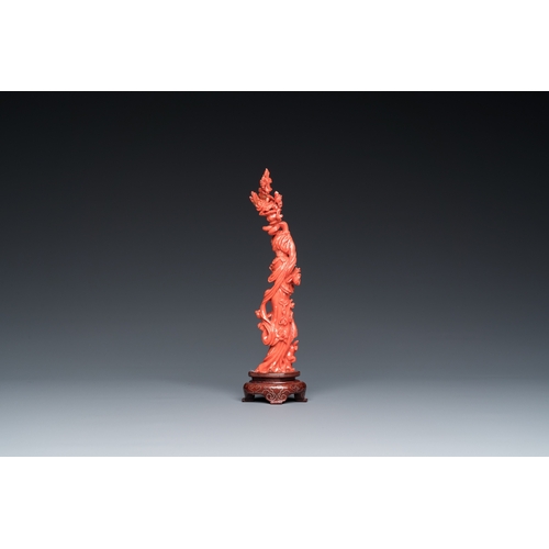 995 - A Chinese red coral figure of a standing lady with a flower basket, 19/20th C.H.: 19 cm (incl. stand... 