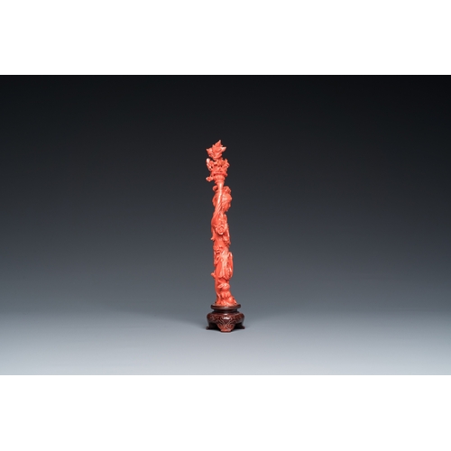 995 - A Chinese red coral figure of a standing lady with a flower basket, 19/20th C.H.: 19 cm (incl. stand... 