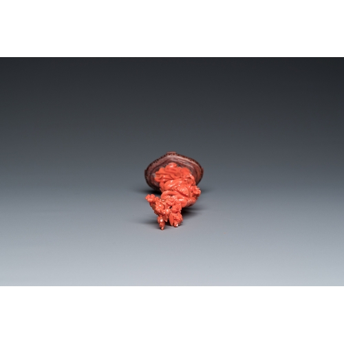 995 - A Chinese red coral figure of a standing lady with a flower basket, 19/20th C.H.: 19 cm (incl. stand... 