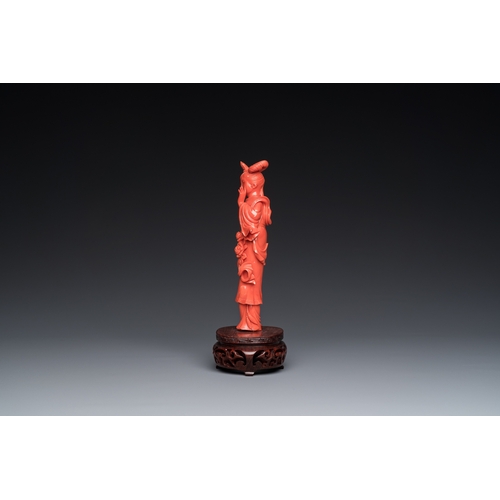 996 - A Chinese red coral figure of a standing lady, 19/20th C.H.: 21 cm (incl. stand)H.: 17 cm (the coral... 