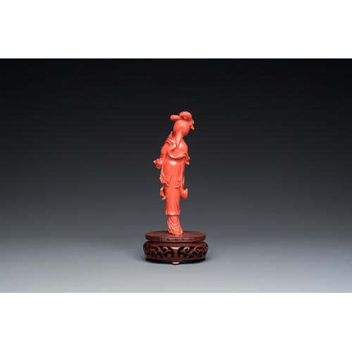 996 - A Chinese red coral figure of a standing lady, 19/20th C.H.: 21 cm (incl. stand)H.: 17 cm (the coral... 