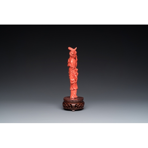 996 - A Chinese red coral figure of a standing lady, 19/20th C.H.: 21 cm (incl. stand)H.: 17 cm (the coral... 