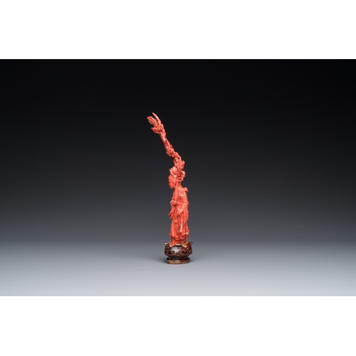 997 - A Chinese red coral figure of a standing lady holding a vase, 19/20th C.H.: 21 cm (incl. stand)H.: 1... 