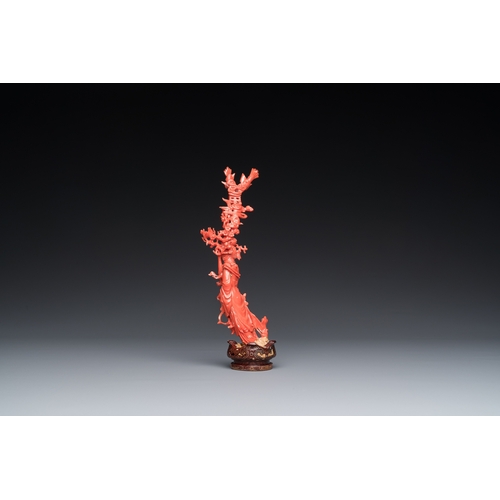 997 - A Chinese red coral figure of a standing lady holding a vase, 19/20th C.H.: 21 cm (incl. stand)H.: 1... 