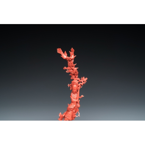 997 - A Chinese red coral figure of a standing lady holding a vase, 19/20th C.H.: 21 cm (incl. stand)H.: 1... 