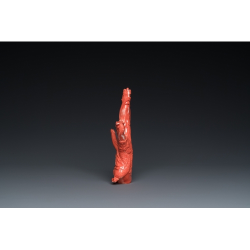 998 - A Chinese red coral group of a standing prince on a dragon, 19/20th C.H.: 20 cm - L.: 14 cm (incl. s... 