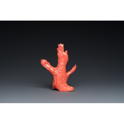 998 - A Chinese red coral group of a standing prince on a dragon, 19/20th C.H.: 20 cm - L.: 14 cm (incl. s... 