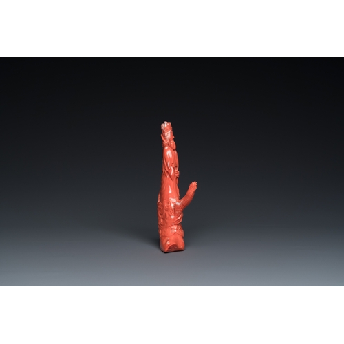 998 - A Chinese red coral group of a standing prince on a dragon, 19/20th C.H.: 20 cm - L.: 14 cm (incl. s... 