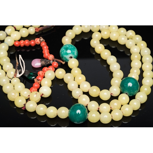 1000 - A Chinese court necklace with yellow glass beads, 19th C.L.: 76 cm