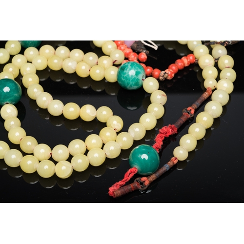 1000 - A Chinese court necklace with yellow glass beads, 19th C.L.: 76 cm