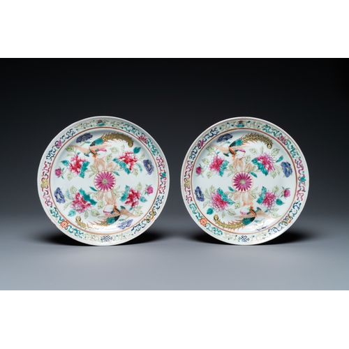 1001 - A pair of Chinese famille rose plates for the Straits or Peranakan market, 19th C.Dia.: 22,5 cm... 