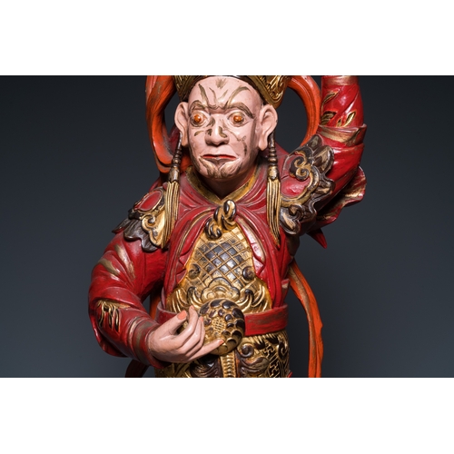 1003 - A large Vietnamese red-and-gilt-lacquered wood sculpture of a heavenly king, 19/20th C.H.: 97 cm... 