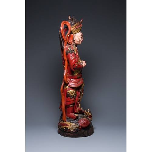 1003 - A large Vietnamese red-and-gilt-lacquered wood sculpture of a heavenly king, 19/20th C.H.: 97 cm... 