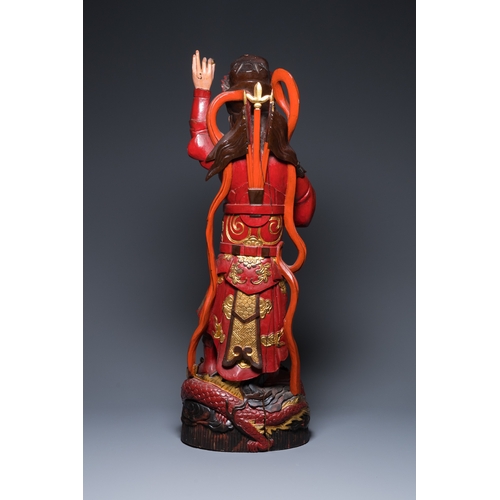 1003 - A large Vietnamese red-and-gilt-lacquered wood sculpture of a heavenly king, 19/20th C.H.: 97 cm... 