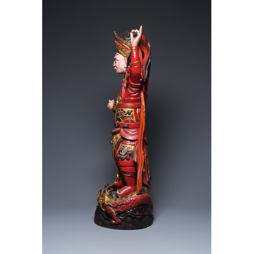 1003 - A large Vietnamese red-and-gilt-lacquered wood sculpture of a heavenly king, 19/20th C.H.: 97 cm... 