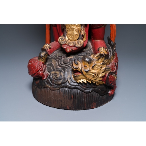 1003 - A large Vietnamese red-and-gilt-lacquered wood sculpture of a heavenly king, 19/20th C.H.: 97 cm... 