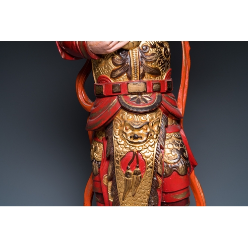 1003 - A large Vietnamese red-and-gilt-lacquered wood sculpture of a heavenly king, 19/20th C.H.: 97 cm... 