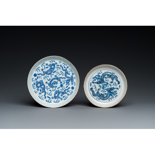 1010 - Two Chinese blue and white 'Bleu de Hue' 'dragon' plates for the Vietnamese market, 19th C.Dia.: 17 ... 